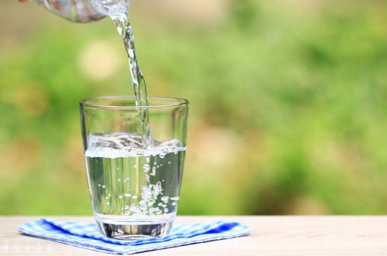 Frisches gefiltertes Trinkwasser 