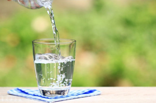Frisches gefiltertes Trinkwasser 