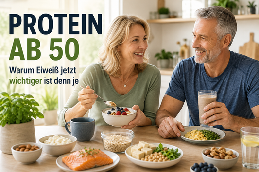 Aktives Paar über 50 genießt ein gesundes Frühstück mit proteinreichen Lebensmitteln
