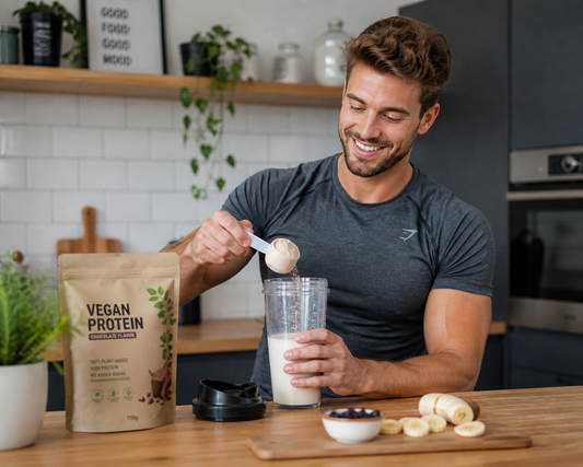 sportlicher Mann trinkt Proteinshake – gesunde Ernährung für Fitness und Energie